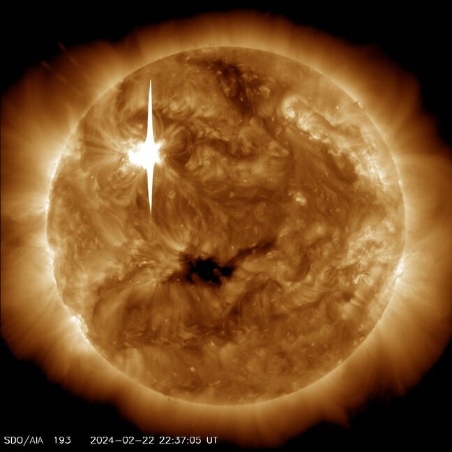 NASA-Bild der Sonneneruption am 22. Februar 2024. Wir werden es „Augenzwinkern Saurons“ nennen.