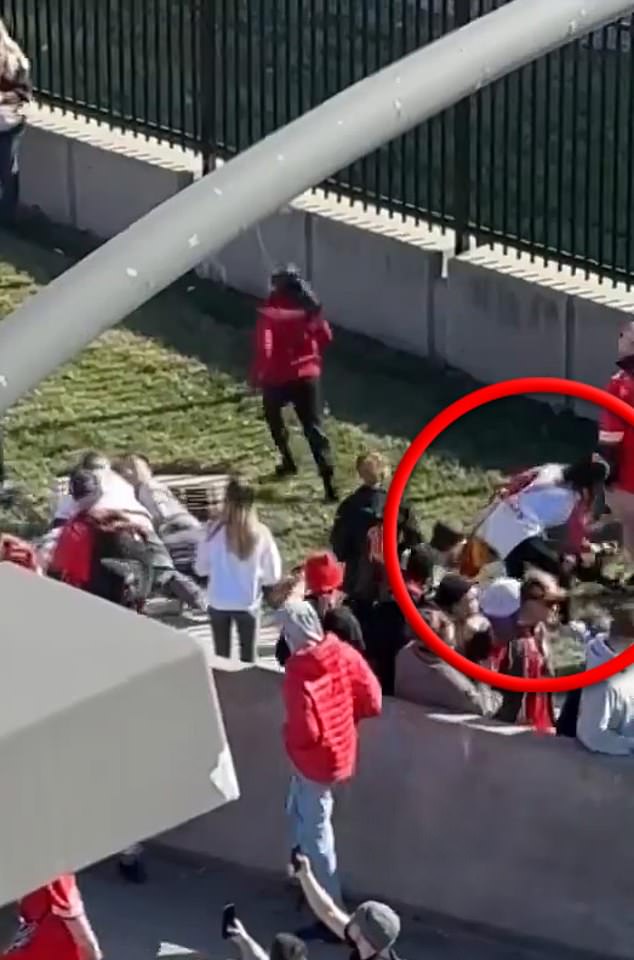 Eine eingekreiste Frau ist zu sehen, wie sie die Waffe aufhebt, nachdem Fans den mutmaßlichen Schützen angegriffen hatten