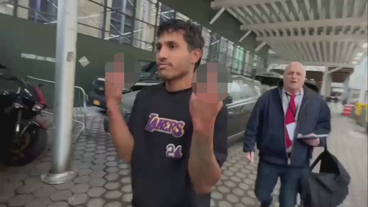 Ein Migrant beschimpft Reporter nach einem Angriff auf das NYPD