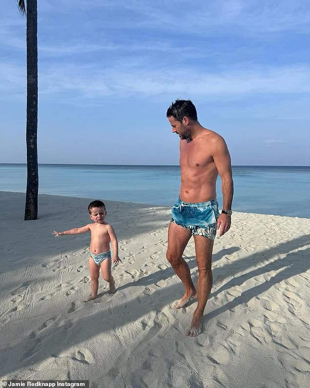 Jamie Redknapp hat am Dienstag auf seiner Instagram-Seite einen süßen Schnappschuss mit seinem Sohn Raphael von ihrem Winterurlaub geteilt