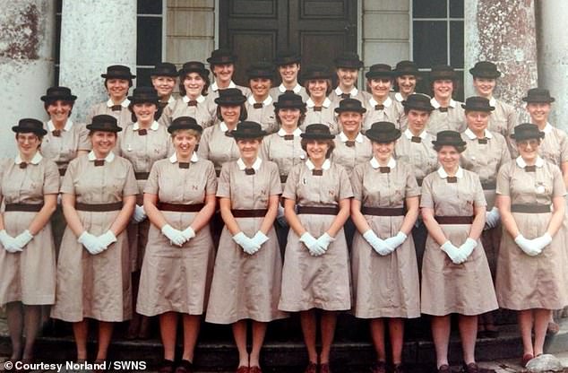 Die Klasse von 1982 nennt sich selbst die „ursprünglichen Norland-Nannies“, weil sie ihre Ausbildung im Denford Park, Berkshire, absolvierten, bevor das College 2002 nach Bath zog