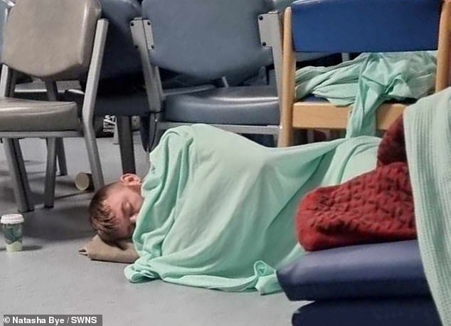 Steven Wells (im Bild schlafend auf dem Boden im William-Harvey-Krankenhaus in Ashford, Kent) musste 45 Stunden in der Notaufnahme warten, nachdem er anfing, Blut zu erbrechen, und musste im November auf dem Boden schlafen, während er auf seine Aufnahme wartete