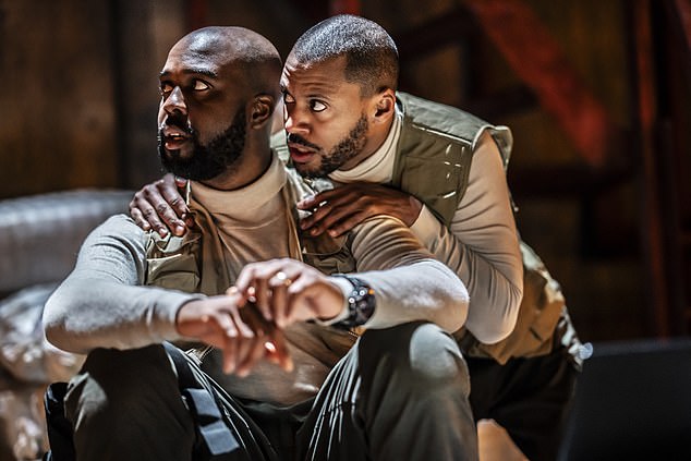Das Globe Theatre hat Othello mit einer Neuinszenierung des Shakespeare-Klassikers ein modernes Makeover verliehen, das ihn als Studie über Rassismus bei der Met-Polizei darstellt