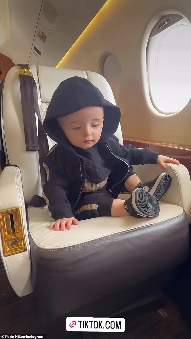 Ihr kleiner Junge trug ein Burberry-Outfit, als er im Privatflugzeug saß
