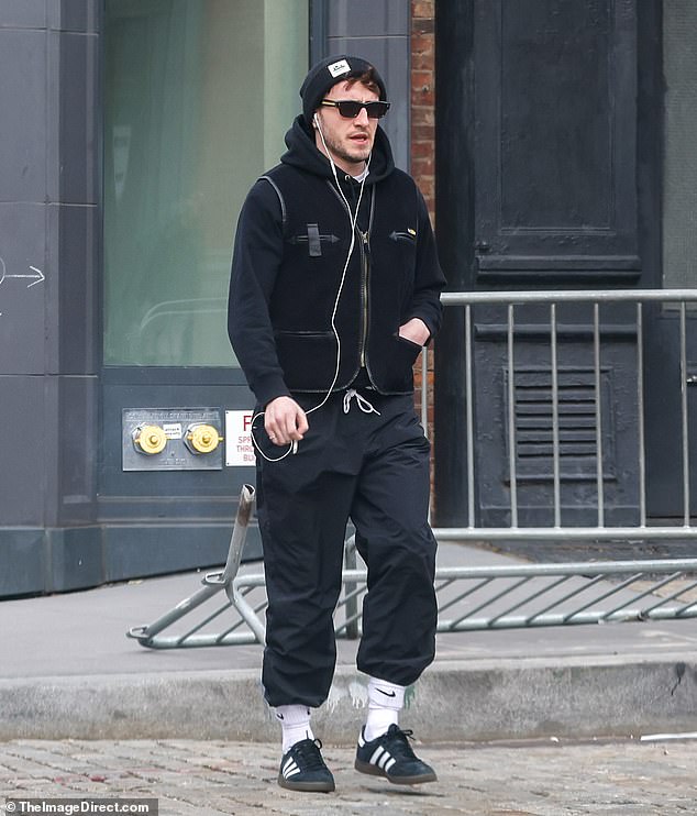 Der 28-jährige Paul Mescal machte in einer trendigen schwarzen Jacke und Hose eine lässige Figur, als er am Montag einen flotten Spaziergang durch New York City machte