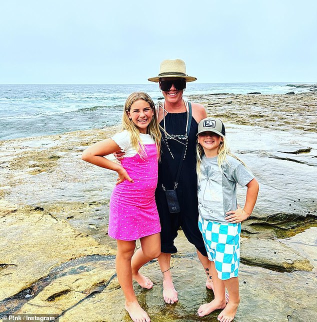 Pink landete letzte Woche mit ihrem Ehemann Carey Hart und ihren beiden Kindern Willow (12) und Sohn Jameson (7) in Australien