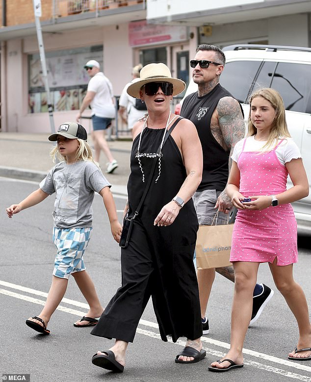 Berichten zufolge wurde Pink während ihrer letzten Tournee in Down Under der Zutritt zu einem berühmten australischen Hafenclub verweigert.  Abgebildet mit Ehemann Carey Hart und den Kindern Willow (12) und Jameson (7).