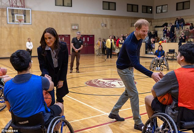 Prinz Harry und Meghan schütteln den Spielern vor dem Rollstuhlbasketballspiel am Donnerstag im Mount Currie Community Center in Britisch-Kolumbien die Hand