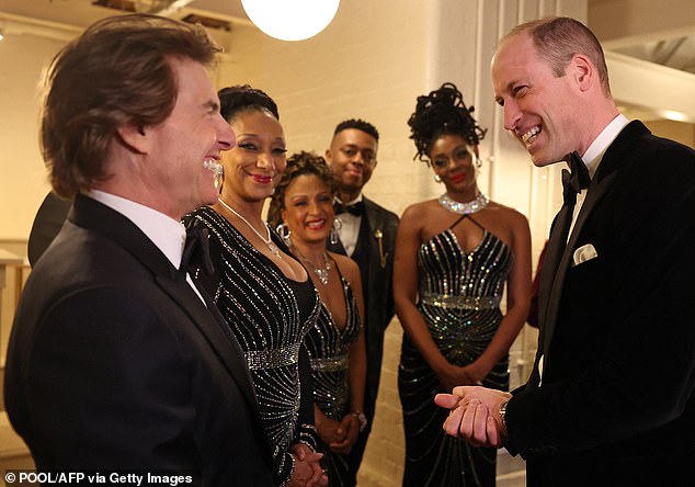 Der Prinz von Wales scherzte gestern Abend mit Hollywood-Star Tom Cruise über seine stilvolle Modewahl bei der Premiere von „Top Gun: Maverick 2022“.  „Ich habe meine Top-Gun-Hausschuhe nicht an“, erinnerte er sich
