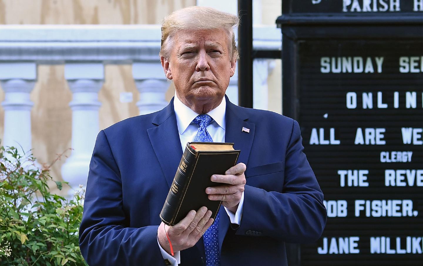 Der damalige US-Präsident Donald Trump hält am 1. Juni 2020 eine Bibel vor der St. John's Episcopal Church in Washington, D.C.. Trump sollte nach tagelangen Protesten gegen Polizeibrutalität eine Fernsehansprache an die Nation halten.