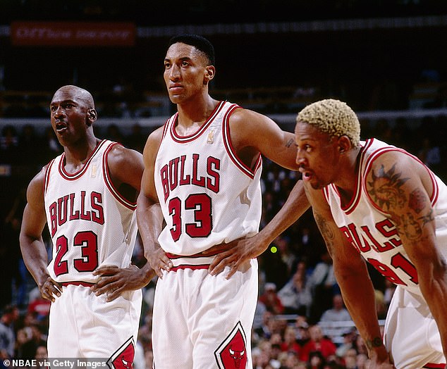 Jordan, Pippen und Dennis Rodman sind während eines Playoff-Spiels 1997 gegen die Heat abgebildet