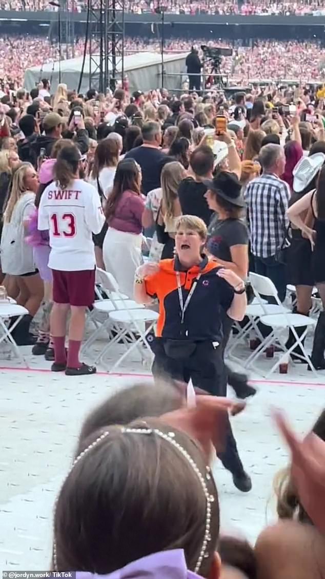 Das Filmmaterial eines begeistert tanzenden Wachmanns während seiner Arbeit bei Taylor Swifts Konzert letzte Woche in Melbourne ging viral