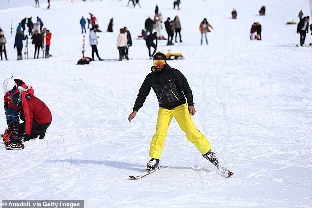 Wissenschaftler sagen, dass Skifahrer, die auf der Suche nach einer glatteren Fahrt sind, möglicherweise eine Spur giftiger „Ewig-Chemikalien“ aus dem Wachs hinterlassen, das auf ihren Skiern verwendet wird (Archivbild)