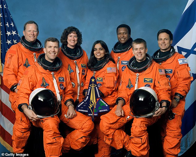 (LR) David Brown, Rick Husband, Laurel Clark, Kalpana Chawla, Michael Anderson, William McCool und Ilan Ramon kamen 2003 bei der Katastrophe des Space Shuttle Colombia ums Leben