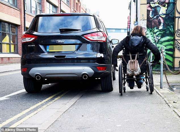 Parkprobleme: Stadträte wollen, dass das Parken auf Bürgersteigen in ganz England verboten wird, um zu verhindern, dass Autofahrer den Zugang zu Fußwegen für die am stärksten gefährdeten Menschen, einschließlich Rollstuhlfahrer, blockieren
