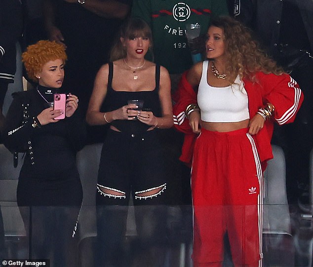 Blake Lively hätte am Sonntag beim Super Bowl 2024 beinahe die Show gestohlen, als sie zusammen mit ihrer besten Freundin Taylor Swift mit einem Paar atemberaubender goldener Locken und einem leuchtend roten Trainingsanzug ankam