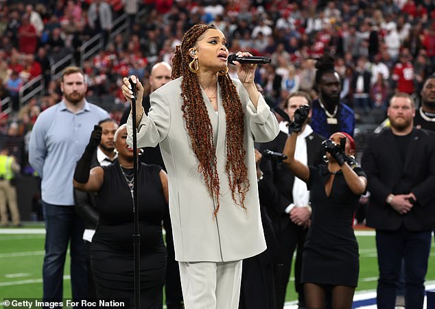 Andra Day spielte beim Super Bowl die schwarze Nationalhymne „Lift Every Voice and Sing“.
