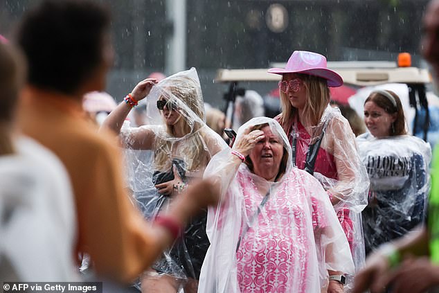 Fans von Taylor Swift wurden aus dem Accor-Stadion in Sydney evakuiert, nachdem in der Nähe ein Blitz eingeschlagen hatte – der Auftritt des Superstars verzögert sich nun