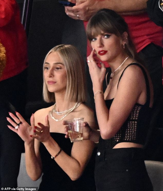 Insidern zufolge waren Taylor Swifts Freunde und Familie von Travis Kelces schockierendem Nebenjob-Zusammenbruch nicht gerade beeindruckt