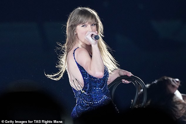 Taylor wäre während eines hitzigen Auftritts auf ihrer The Eras Tour am Mittwoch in Tokio beinahe vom Stuhl gefallen (im Bild beim Auftritt)