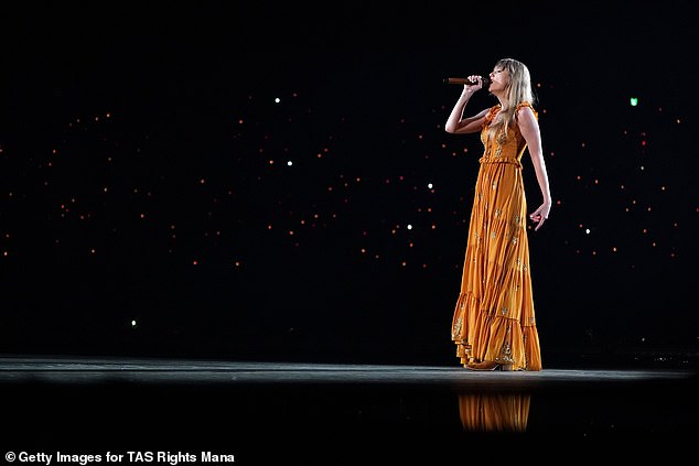 Taylor Swift erlitt beim zweiten von vier Konzerten in Tokio diese Woche ein weiteres Missgeschick auf der Bühne (im Bild beim Auftritt diese Woche).