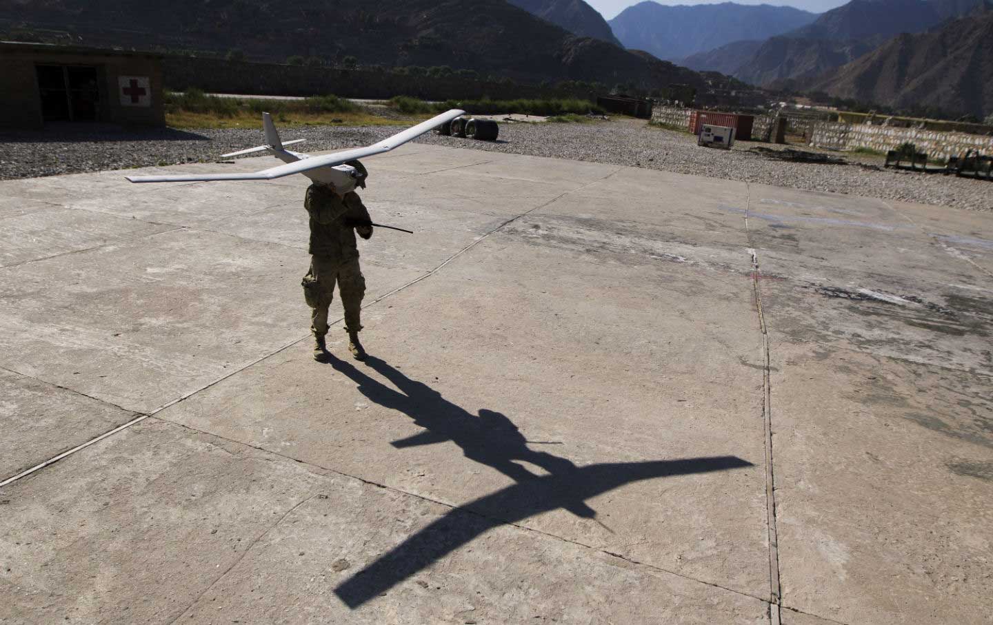 Ein Soldat bereitet den Start einer Drohne in Afghanistan vor.