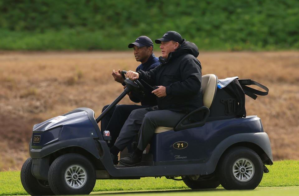 Tiger Woods zog sich am Freitagnachmittag vom Genesis Invitational zurück, nachdem er seinen Drive am siebten Loch im Riviera Country Club geschlagen hatte.