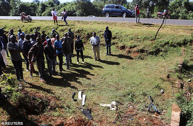 Trauernde versammelten sich am Ort des Autounfalls, bei dem Marathon-Star Kelvin Kiptum ums Leben kam