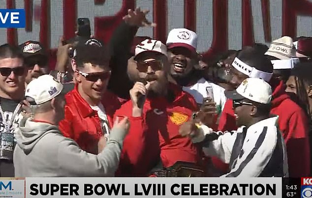 Der betrunkene Travis Kelce musste bei der Super-Bowl-Parade von seinen Teamkollegen der Chiefs aufgehalten werden
