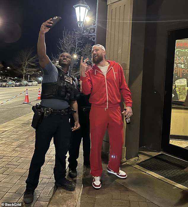 Allerdings wurde Travis später dafür kritisiert, dass er für ein „taub gewordenes“ Selfie mit einem Polizisten vor einem Restaurant in Kansas City lächelte und nur wenige Stunden nach einer schrecklichen Schießerei bei der Super Bowl-Parade der Chiefs feierte