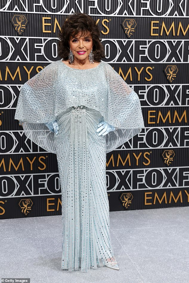 Joan Collins wählte für die Emmy Awards im Januar in Los Angeles ein eisblaues Kleid der britischen Designerin Jenny Packham
