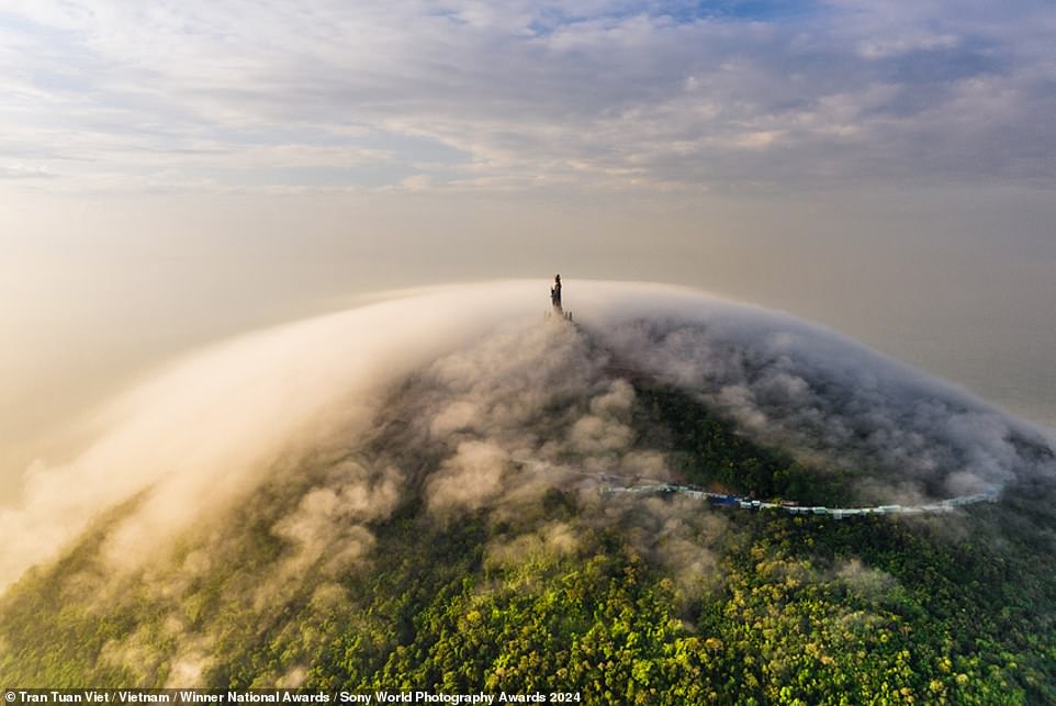 Dieses spektakuläre Bild zeigt den Berg Ba Den, eingehüllt in Nebel.  Mit einer Höhe von 3.268 Fuß (996 m) ist der Gipfel, der einer umgedrehten Schüssel ähnelt, der höchste im Mekong-Delta Vietnams.  Auf seinem Gipfel steht eine Bodhisattva-Statue, die aus mehr als 170 Tonnen Rotbronze gegossen wurde.  Mit einer Höhe von 236 Fuß (72 m) ist sie die höchste bronzene Buddha-Statue in Asien, die auf einem Berggipfel steht.  Der Fotograf Tran Tuan Viet gewinnt mit dieser fesselnden Aufnahme den Vietnam National Award