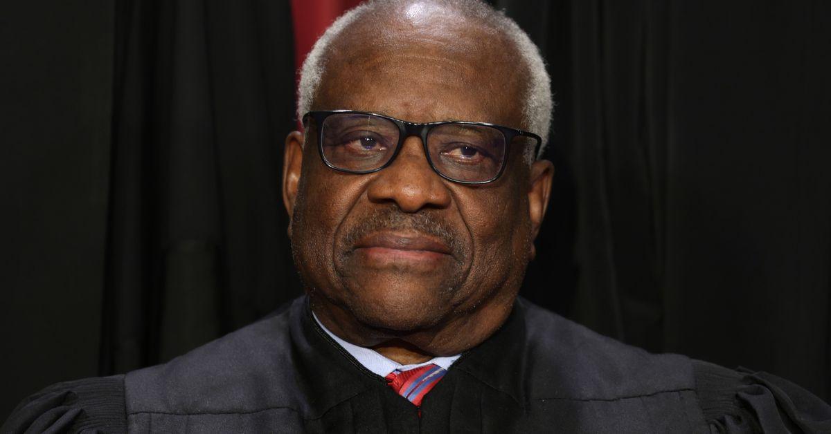 Clarence Thomas, stellvertretender Richter am Obersten Gerichtshof der Vereinigten Staaten, posiert für ein offizielles Porträt