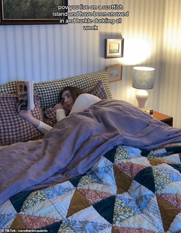 Der neueste Trend von TikTok, der als „Hurkle Durkling“ bekannt ist, kommt aus Schottland und zeigt Menschen, die nach dem Wecker im Bett liegen