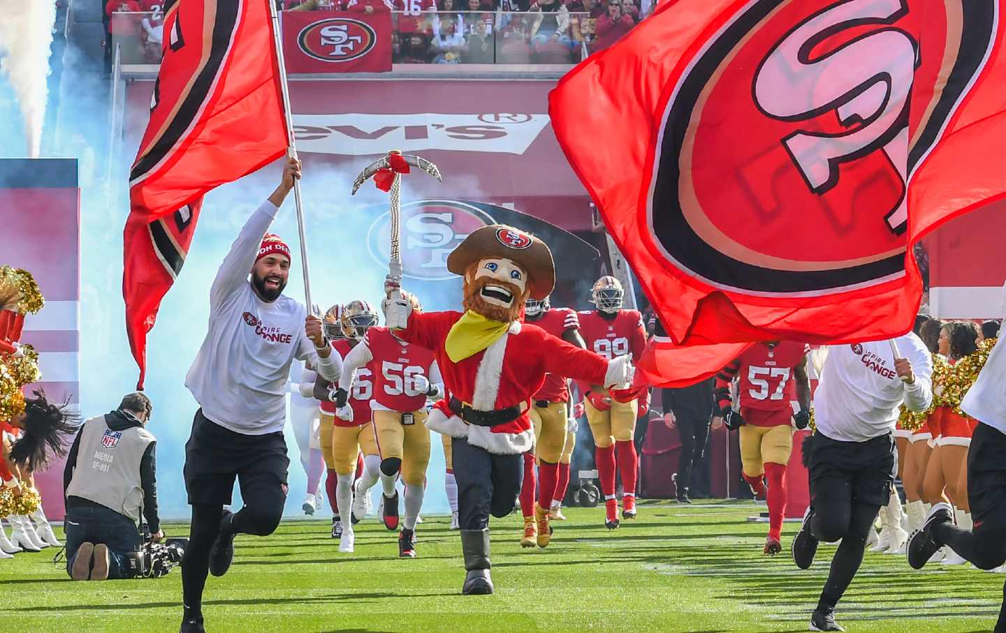 Das Maskottchen der San Francisco 49ers, Sourdough Sam, führt das Team zu Beginn des Spiels zwischen den Washington Commanders und den San Francisco 49ers am Samstag, 24. Dezember 2022, in Santa Clara, Kalifornien, auf das Spielfeld.