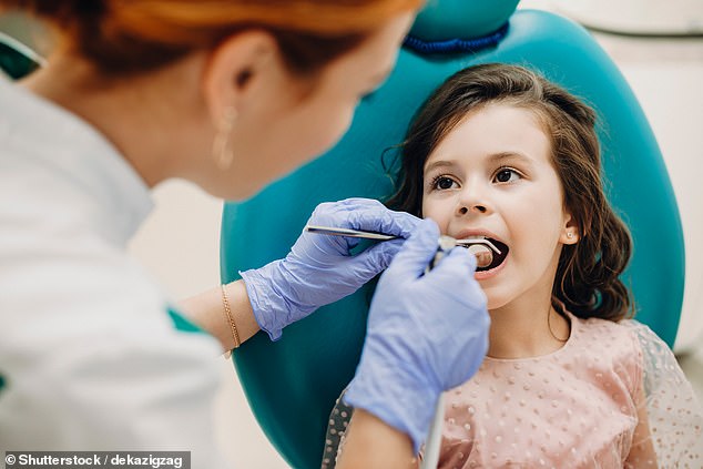 Zahnärzte werden in Schulen geschickt, um Kinderzähne zu behandeln, und erhalten Prämien für die Aufnahme neuer NHS-Patienten im Rahmen von Regierungsplänen (Foto)