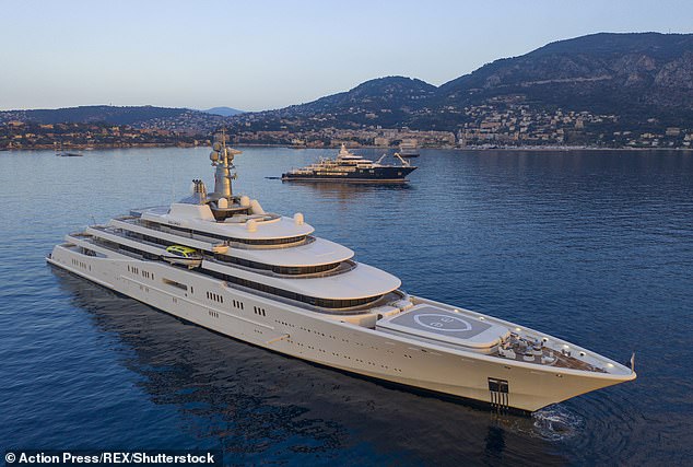 Das 13.564 Tonnen schwere Schiff kostete den ehemaligen Chelsea-Eigentümer Roman Abramovich fast 700 Millionen US-Dollar