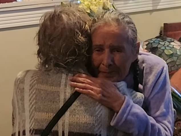 Der Moment, in dem die verwaisten Zwillinge Maurilia Chavez (rechts) und Andrea Lopez (links) nach 81 Jahren wieder vereint wurden, nachdem sie sich seit einem eintägigen Treffen im Alter von neun Jahren nicht mehr gesehen hatten
