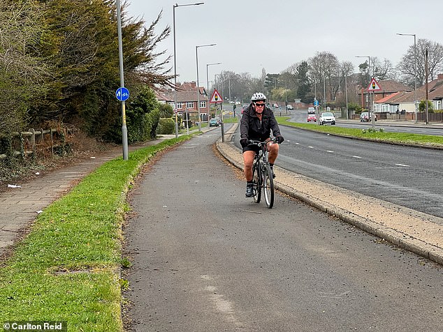 Der Radfahrer und Historiker Carlton Reid hat in Großbritannien mehr als 100 versteckte und gut sichtbare Radwege entdeckt.  Die Wolviston Road in Billingham verfügt über einen 10 Fuß breiten historischen Radweg (oben), bemerkt Carlton