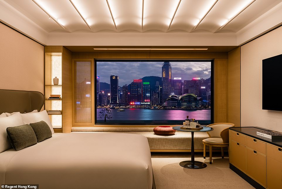 Fiona Hardcastle von MailOnline checkte im luxuriösen Regent Hotel in Hongkong ein, dessen Zimmer einen unglaublichen Blick auf den Hafen bieten