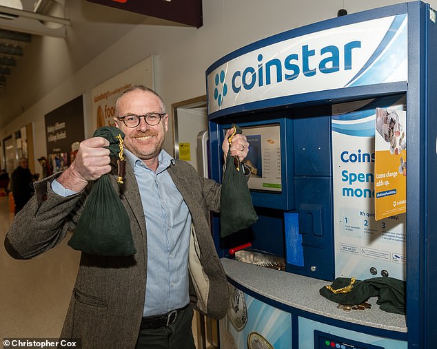 Alte Geldsäcke: Toby Walne nutzt den Coinstar-Automaten in seinem örtlichen Sainsbury's und erntet 215,75 £ ... verliert aber 28 £ an Provision