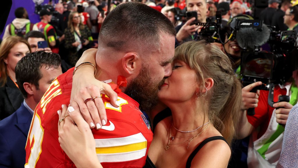 Travis Kelce und Taylor Swift küssen sich beim Super Bowl LVIII