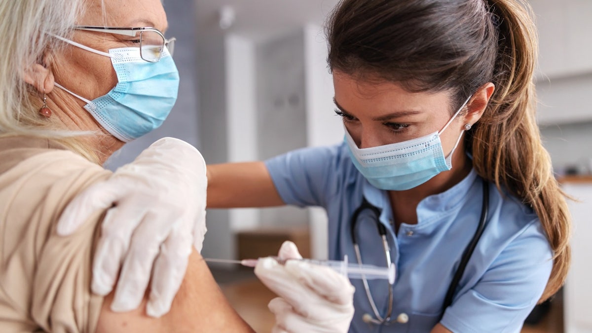 Krankenschwester, die Impfung verabreicht