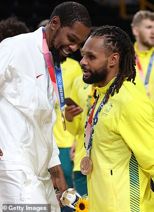 Durant teilt einen Moment mit Mills bei der Medaillenzeremonie bei den Olympischen Spielen in Tokio