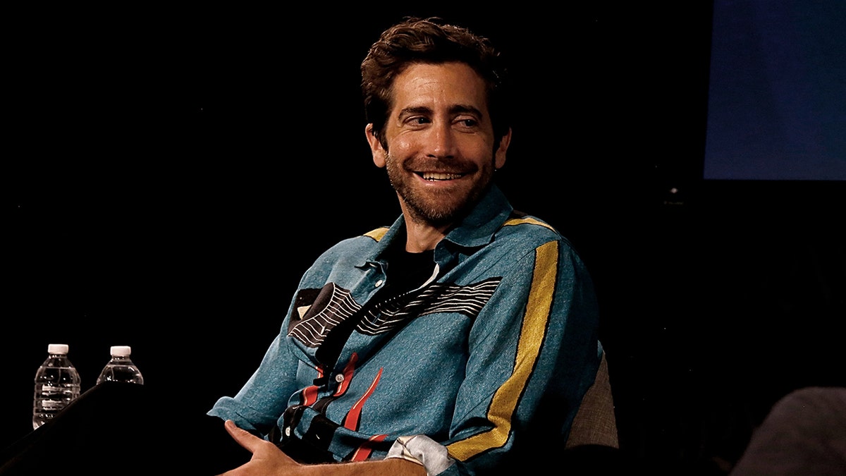 Jake Gyllenhaal sitzt auf der Bühne