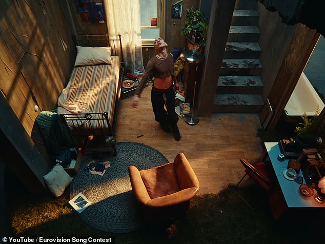 Das Video beginnt bei einem Tag der offenen Tür, während Olly durch den Raum tanzt, während sich die Kamera dreht