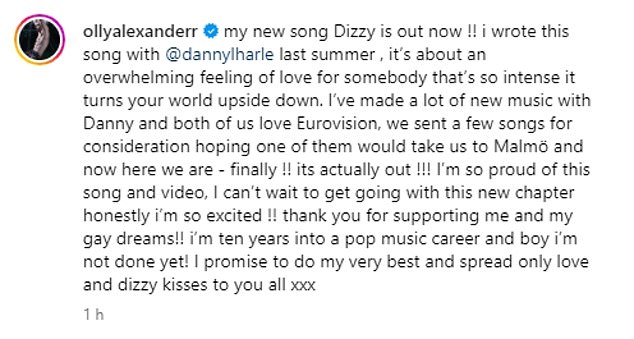 Olly teilte einen Clip des packenden Videos auf seinem Instagram und schrieb: „Ich bin so stolz auf diesen Song und dieses Video, ich kann es kaum erwarten, mit diesem neuen Kapitel zu beginnen, ehrlich gesagt, ich bin so aufgeregt!!“  Danke, dass du mich und meine schwulen Träume unterstützt!!‘