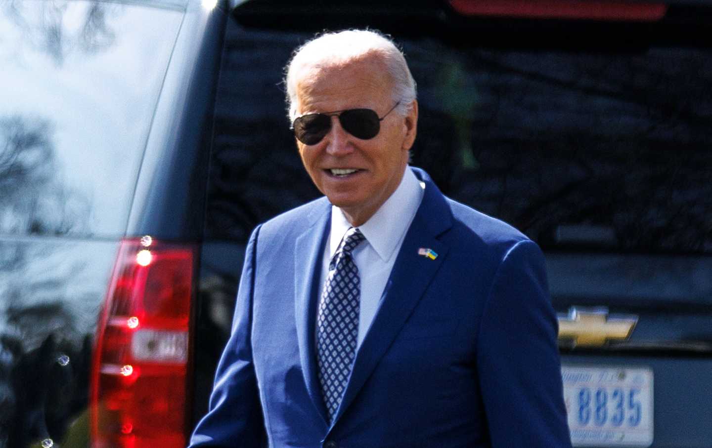 Präsident Joe Biden spaziert über den South Lawn des Weißen Hauses.