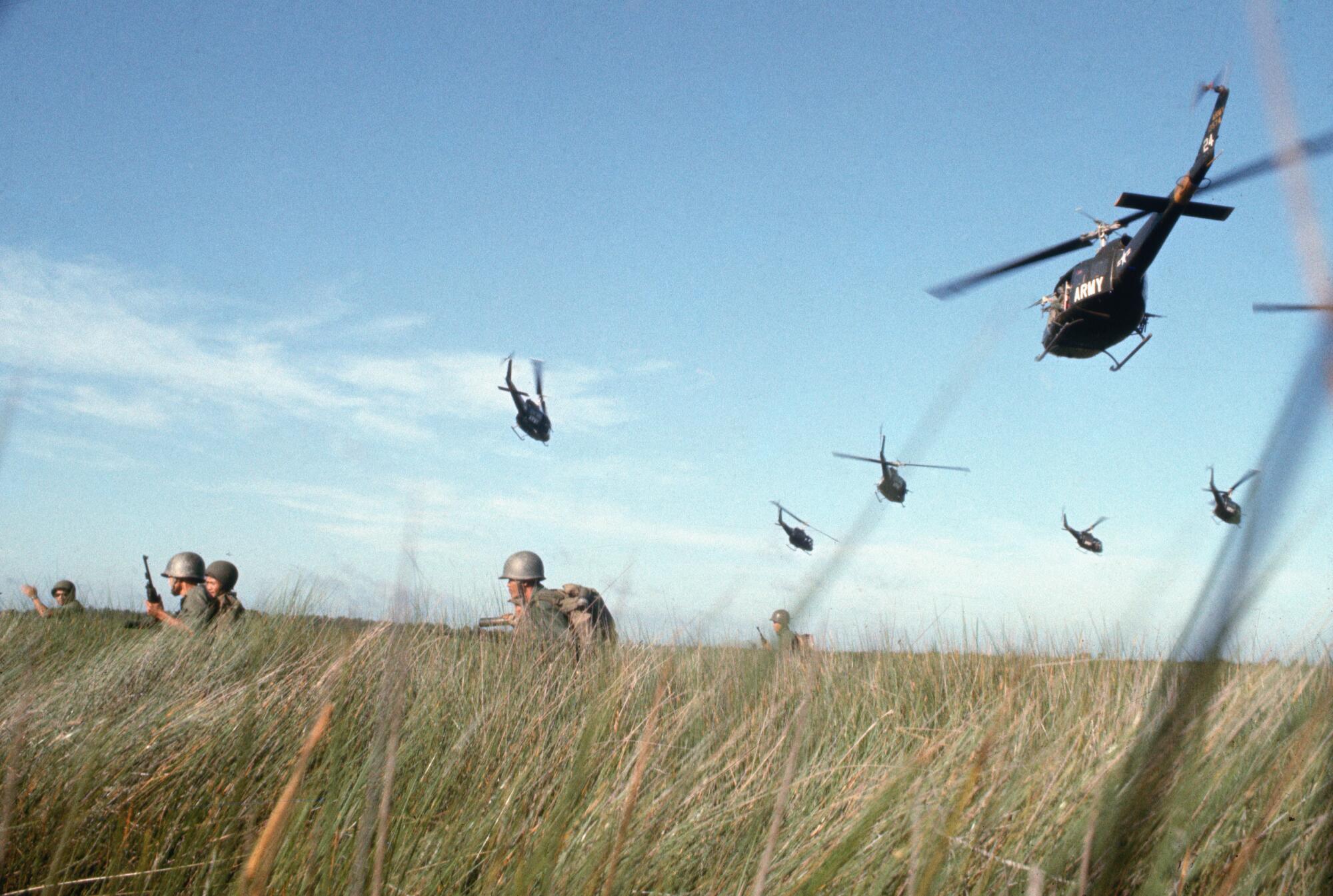 Ranger der ARVN (Südvietnamesische Armee) machen sich mit Unterstützung von Hubschraubern auf den Weg 