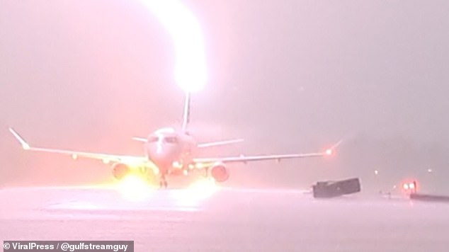 Versicherungsagentur zahlt jährlich etwa eine Milliarde Dollar für Schadensersatzansprüche aufgrund von Blitzschäden (oben trifft ein Blitz ein American-Eagle-Flugzeug voller Passagiere in Arkansas)